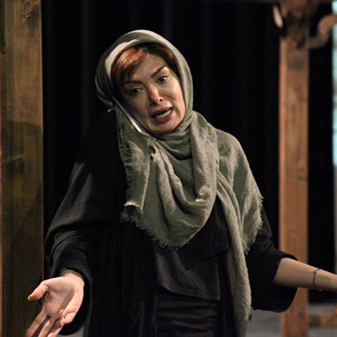 نمایش «زنانی که به بزها خیره شده‌اند»